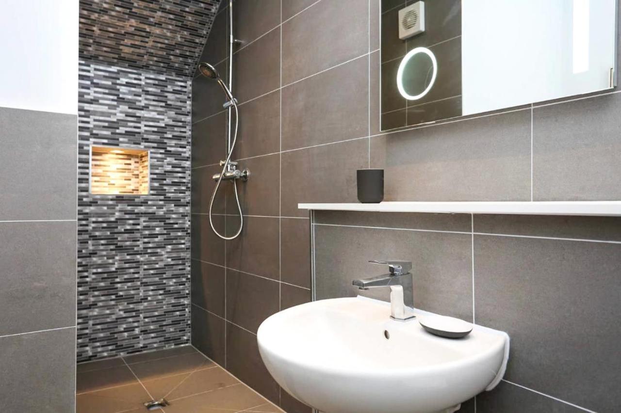 Ultra Modern, Stylish Apartment Next To Princes St エディンバラ エクステリア 写真